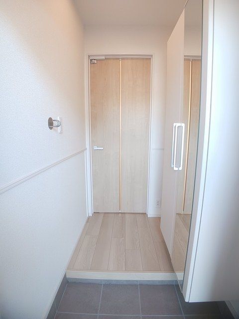 ＪＲ山陽本線 福山駅 バス乗車時間：18分 最寄りバス停で下車 徒歩2分 2階建 築4年の玄関写真