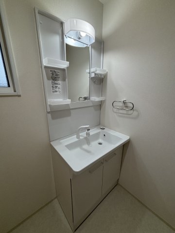 洗面設備　※写真は201号室(反転タイプ)です ※現況を優先いたします