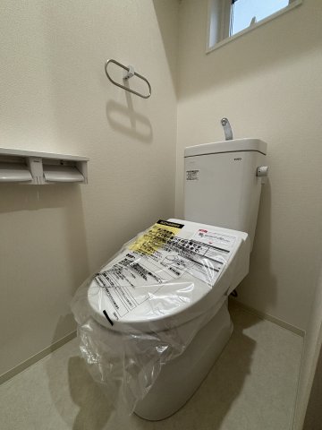 トイレ　※写真は201号室(反転タイプ)です ※現況を優先いたします