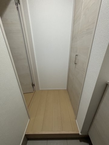 玄関　※写真は201号室(反転タイプ)です ※現況を優先いたします