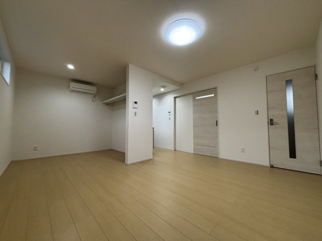 居室・リビング　※写真は201号室(反転タイプ)です ※現況を優先いたします