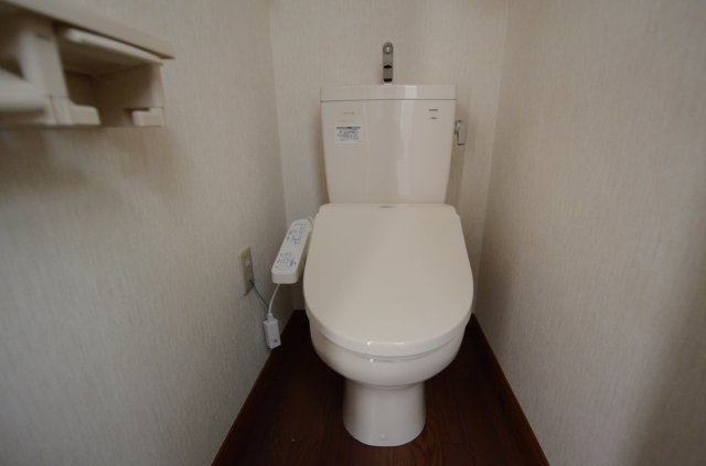 トイレ　温水洗浄便座付きのトイレです♪