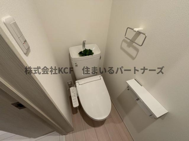 トイレ　落ち着いた色調のトイレです