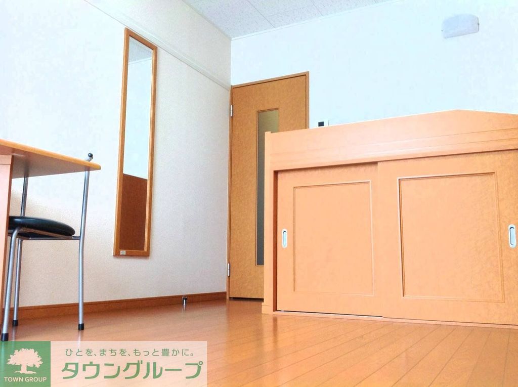 居室・リビング　ベットの下が収納になってます。