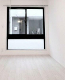 居室・リビング　大きな窓で明るいお部屋です。