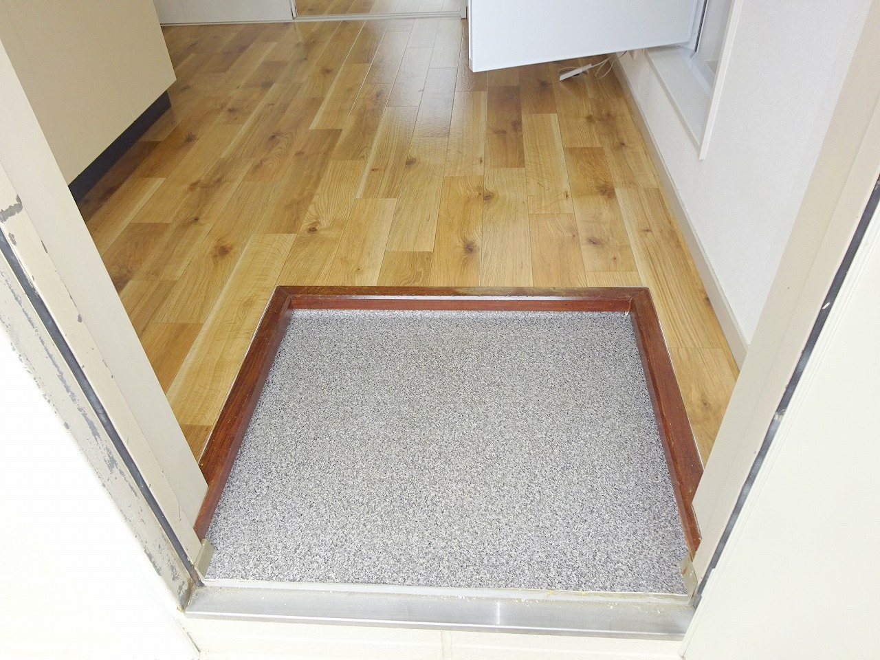 玄関　※参考写真　同建物内の他部屋の写真です