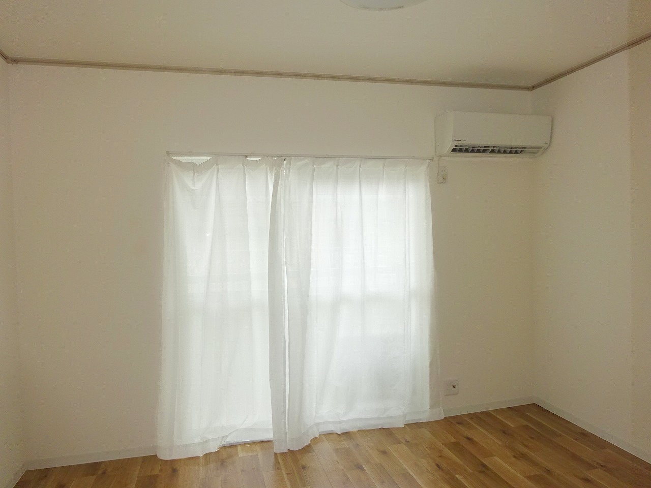 居室・リビング　※参考写真　同建物内の他部屋の写真です