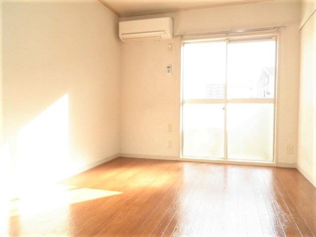 居室・リビング　明るい室内