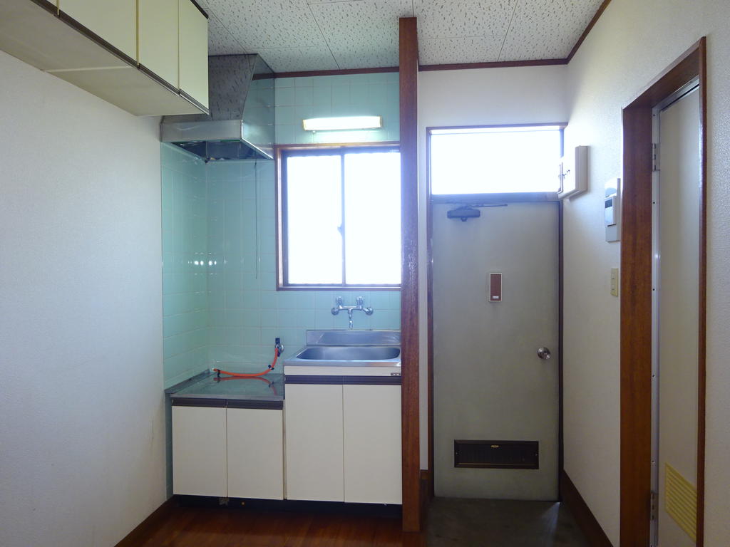 玄関　吊戸棚付き。