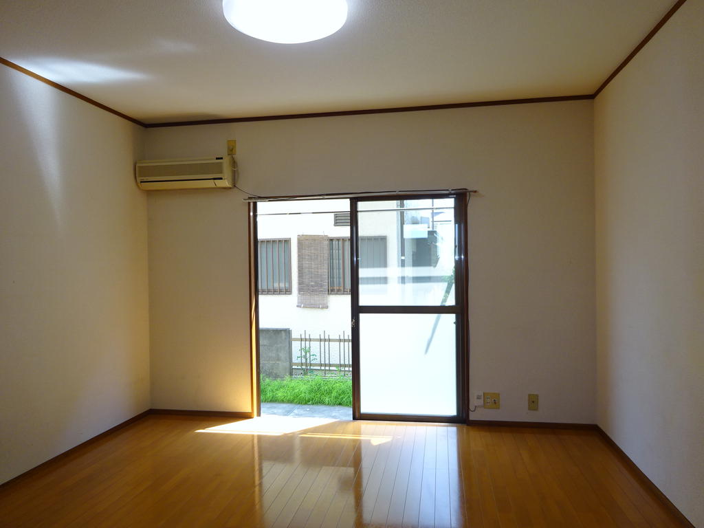 居室・リビング　広めの8帖の洋室。