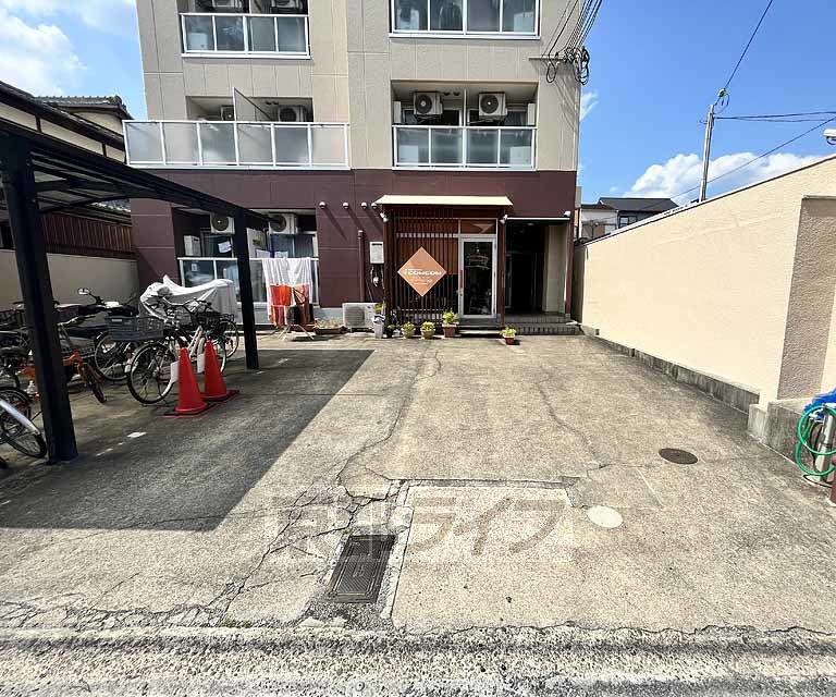 【京都市右京区太秦石垣町のマンションのロビー】