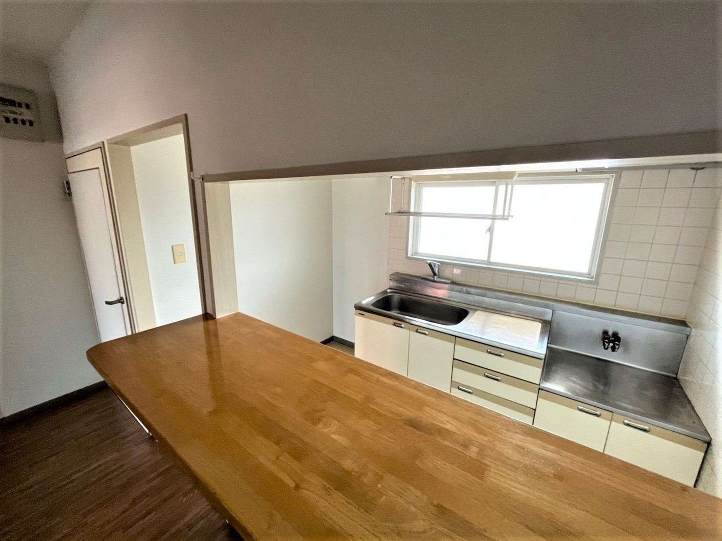 キッチン　カウンター・窓付きキッチン