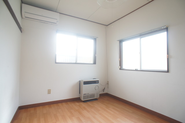 居室・リビング　２面採光なので、明るく風通しのよい過ごしやすいお部屋です♪