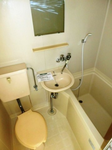 バス・シャワールーム　清潔感のあるバスルーム。