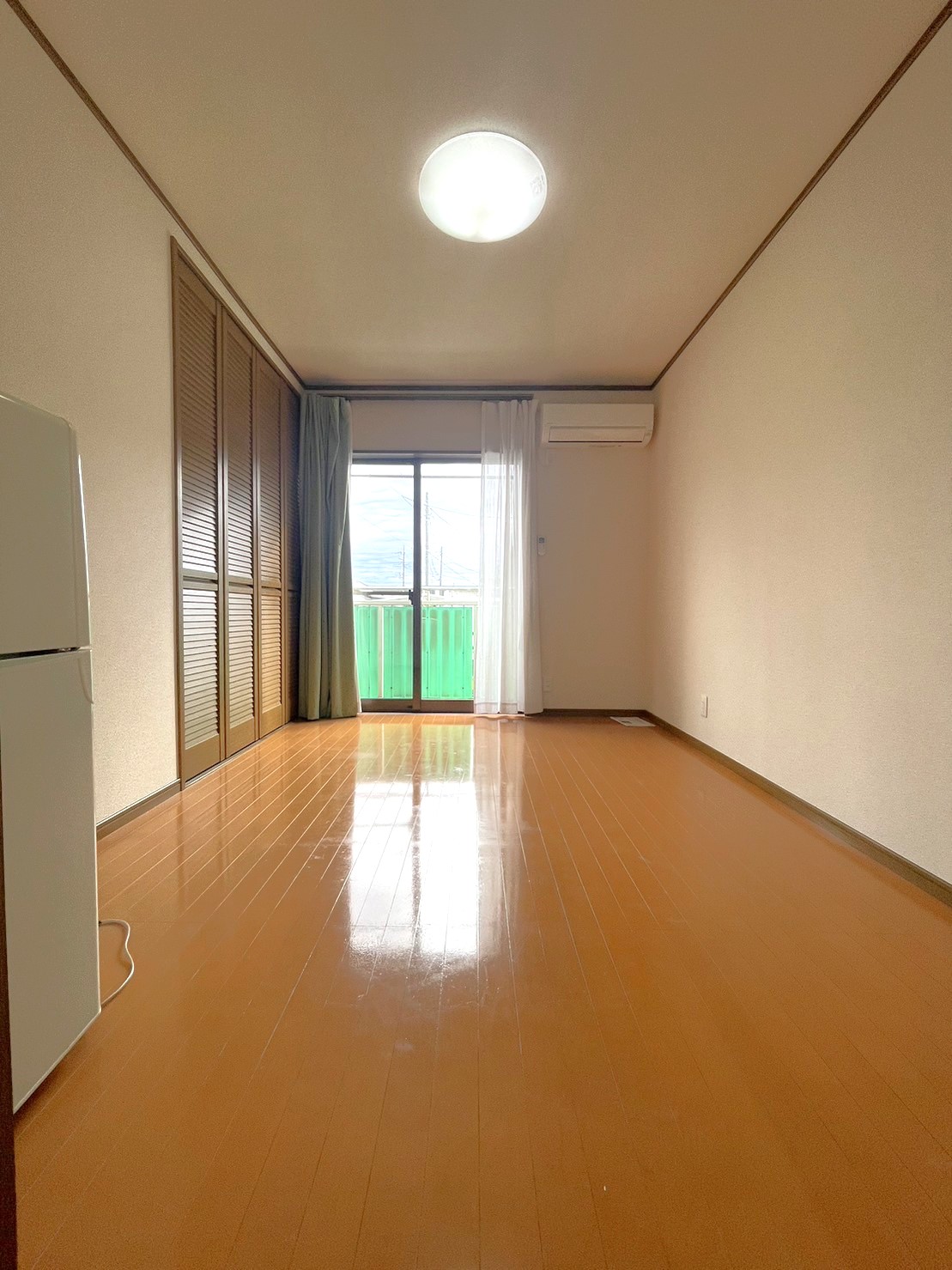 居室・リビング　南向き洋室