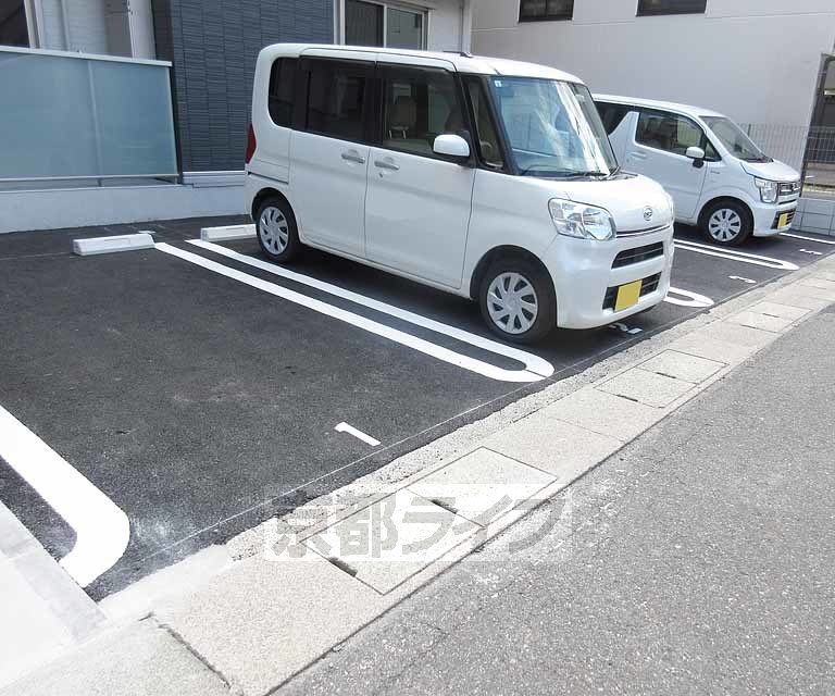 【大津市尾花川のアパートの駐車場】