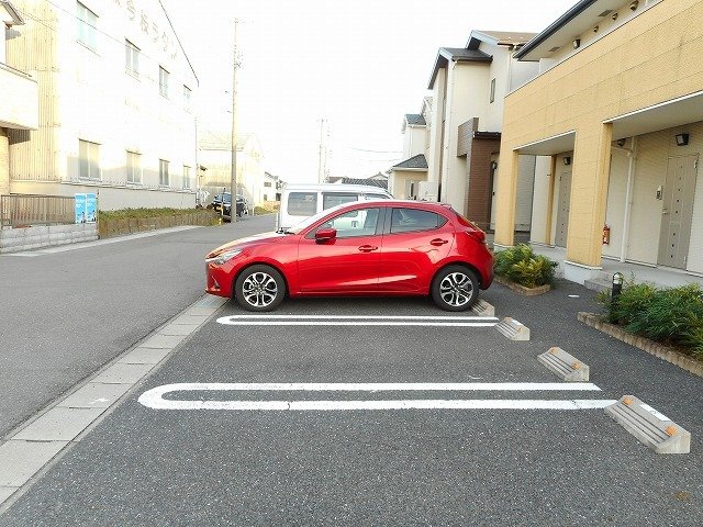 【サンハウスの駐車場】