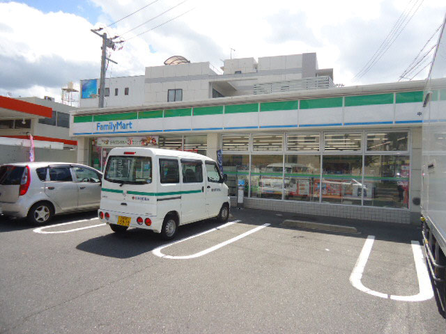 【双葉ヒルズ横川駅前のコンビニ】