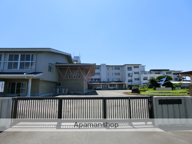 中学校　桜が丘中学（中学校）まで505m