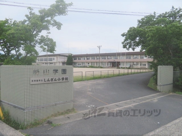 【京丹後市峰山町荒山のマンションの小学校】