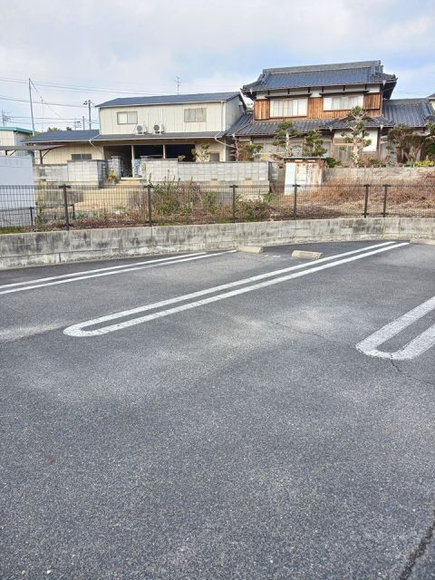 【岡山市東区南古都のアパートの駐車場】