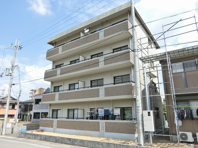 湖南市平松北のマンションの建物外観