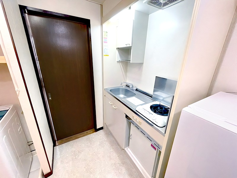 キッチン　ガスコンロ（1口）、冷蔵庫完備