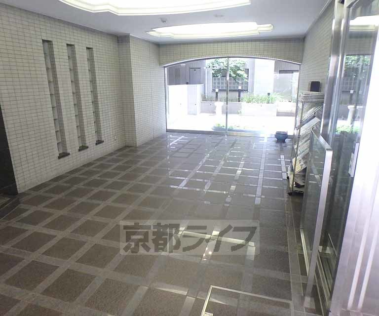 【京都市下京区中堂寺坊城町のマンションのロビー】