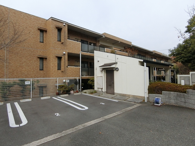 【神戸市垂水区塩屋北町のマンションの駐車場】