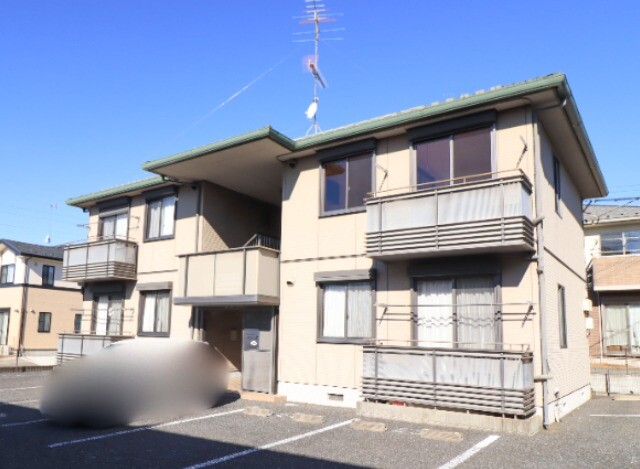 小山市大字雨ケ谷新田のアパートの建物外観