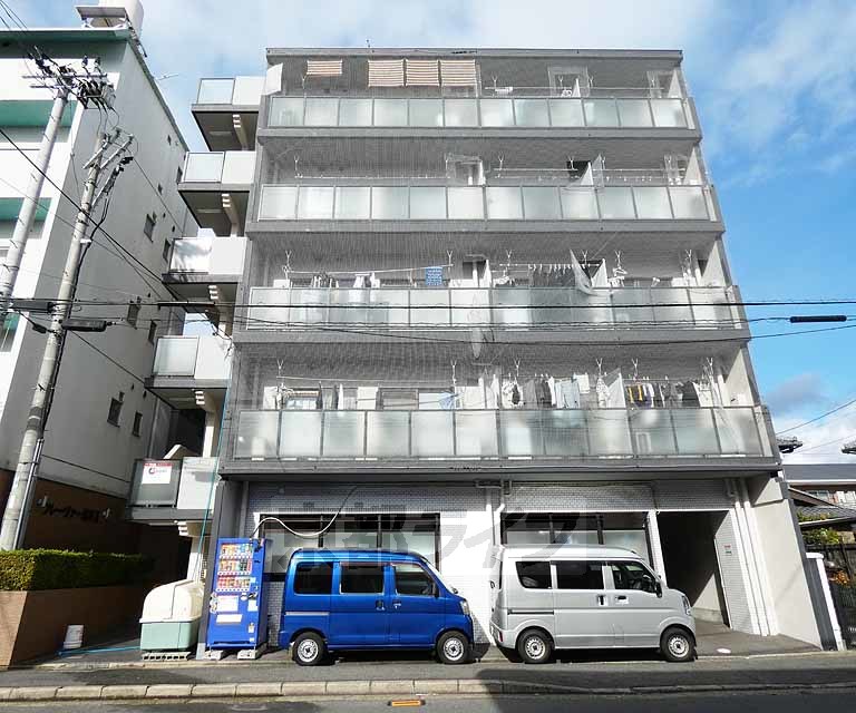 【京都市伏見区深草西浦町１丁目のマンションの建物外観】