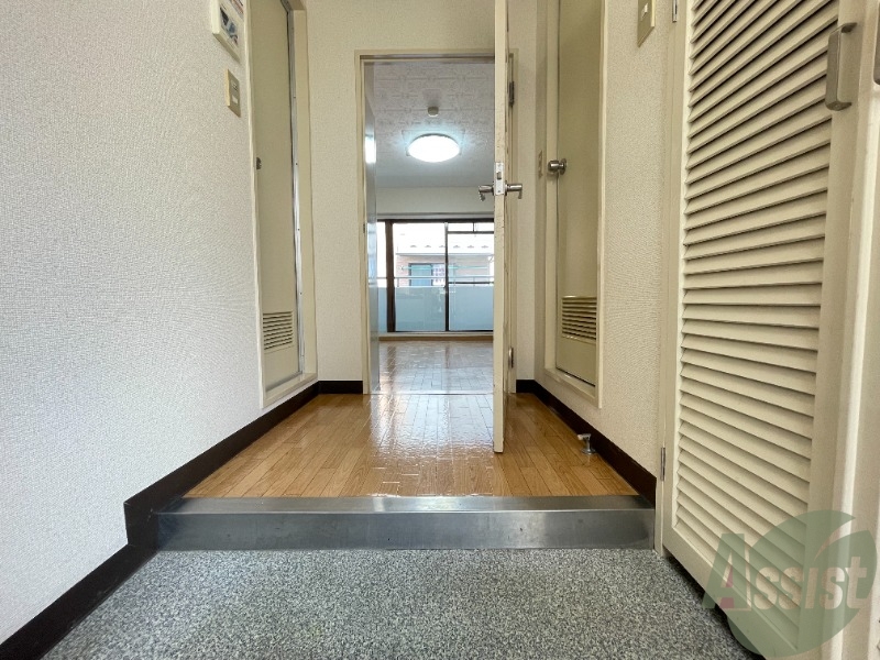 玄関　玄関です。玄関はだいぶ広い印象を受けました。