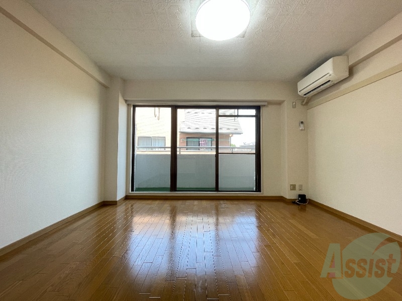 居室・リビング　リビングです。広くて、とても明るい間取りです。