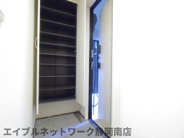 玄関　収納もある玄関です