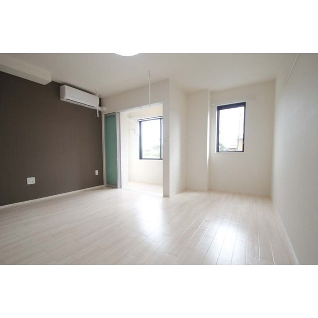 居室・リビング　１０３にて撮影　※１０２は反転