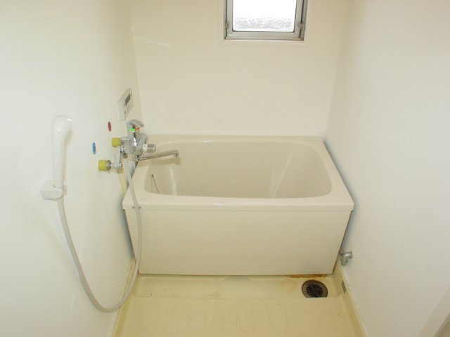 バス・シャワールーム　コンパクトなお風呂なので掃除も楽々です♪