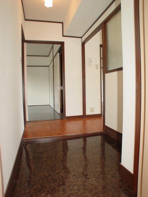 玄関　シューズボックスはないですがその分解放感がある玄関になってい