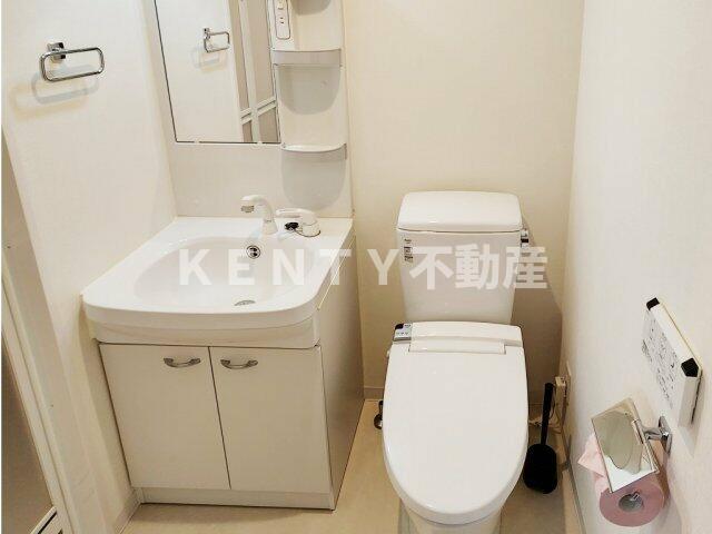 トイレ　落ち着いた色調のトイレです