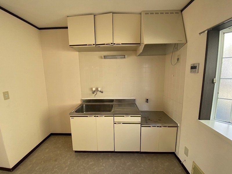 キッチン　出窓からの光も入るのでキッチンに居ても風が感じられます