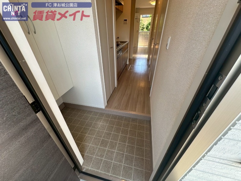 玄関　同物件別部屋の写真