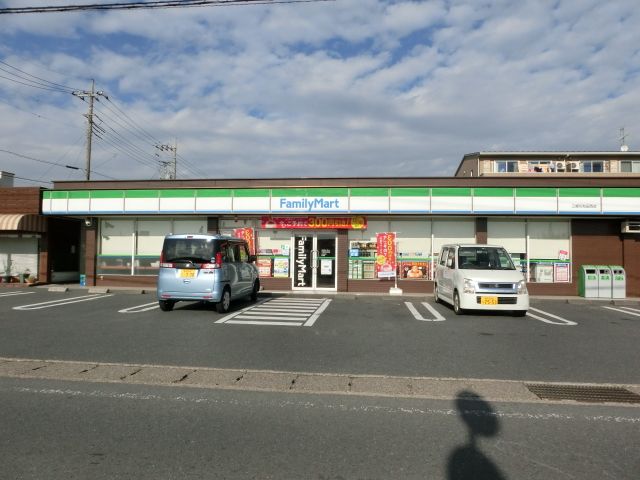 コンビニ　Family mart（コンビニ）まで1837m