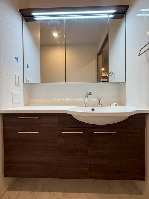 洗面設備　シャワー付き洗面化粧台