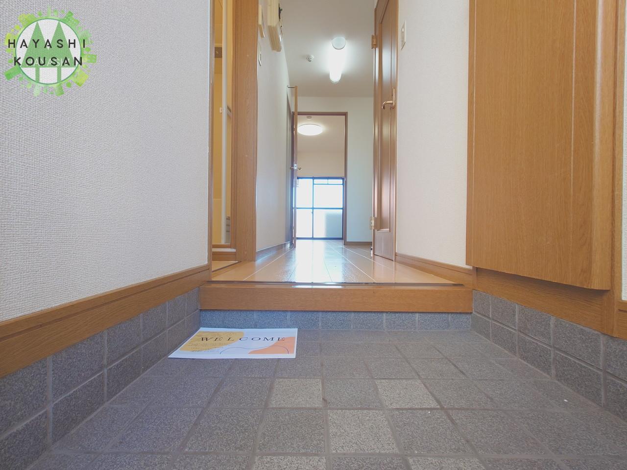 玄関　※清掃中のため、写真はすべて303号のものです