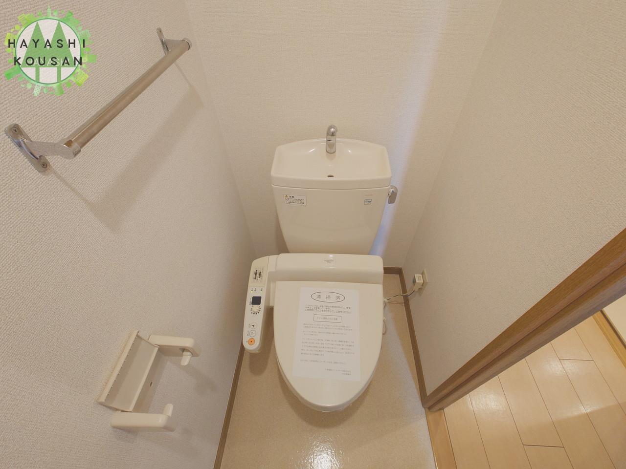 トイレ　※清掃中のため、写真はすべて303号のものです