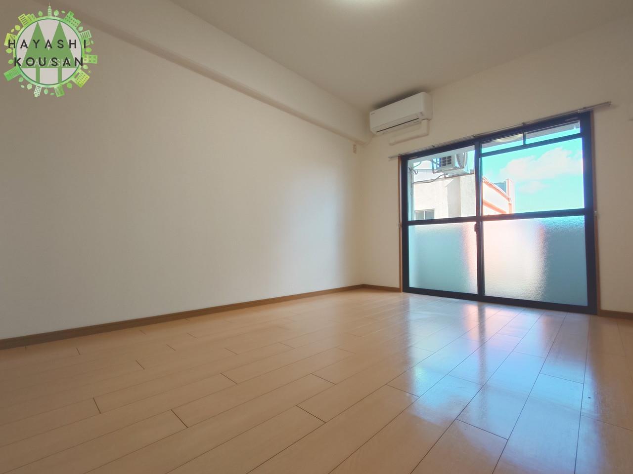 居室・リビング　※清掃中のため、写真はすべて303号のものです