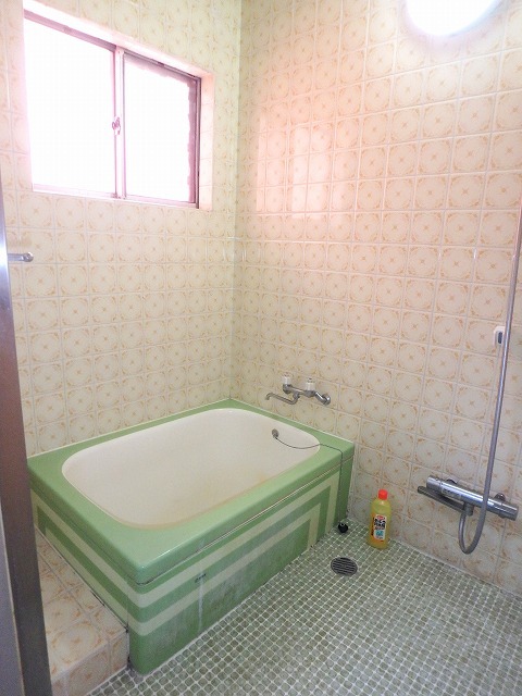 バス・シャワールーム　窓付きで換気しやすいですね