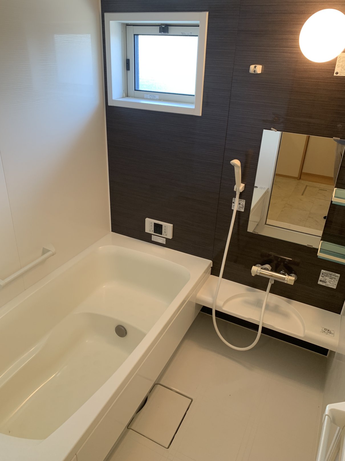 バス・シャワールーム　1坪タイプのお風呂で足をゆったり伸ばして入れますよ