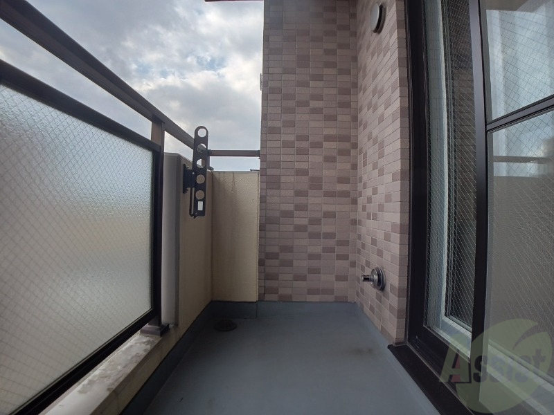 バルコニー　バルコニーは幅があり、広い印象を受けました。