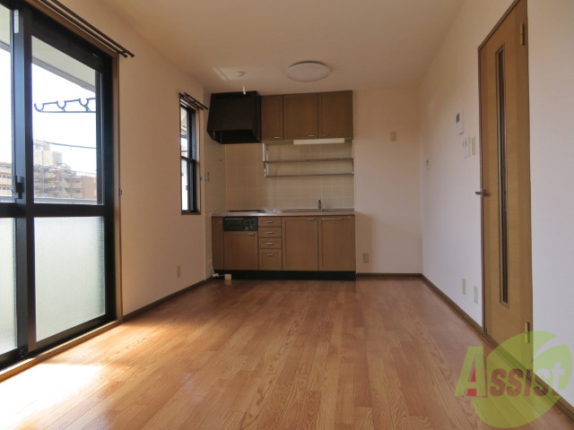 居室・リビング　９帖のリビングが広がっております。気持ちが良いですね。