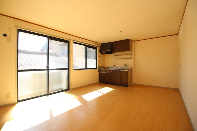 居室・リビング　☆日当たりの良い１２帖のリビングです☆